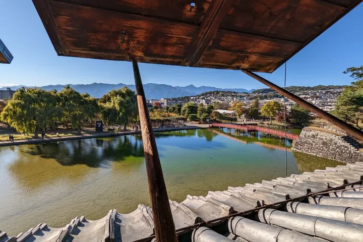 Vue sur les douves et le pont rouge depuis l'intérieur du château de Matsumoto